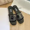 Kadın Tasarımcı Slaytlar Terlik Siyah Nakışla Mule Sandal Topuk Kaydırıcıları Ev Slayt Slide Yaz Deri Dikenleri Plaj Plajı Sıradan Alt Flip Flops Havuz 3.7 01