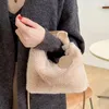 Borse con coulisse in peluche da donna in pelliccia sintetica con manico increspato Borsa a tracolla con tracolla a spalla piccola da donna Borsa casual a mezzaluna Hobos Borse invernali per