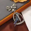 Brooches Retro Niche Rhinestone Parrot Brooch Heavy Work Bow Tie Coat Hollowed Out Birdcage Accessories