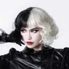 Syntetyczne peruki koronkowe peruki Kobieta Cruella Ubierz czarno -biały mały, kręcone, kręcone syntetyczne o wysokiej temperaturze Silk Pełna głowa pokrywka 240329