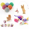 1pc Cat Interactive Toy Stick Feather Wand med liten klockmusbur Toys Plastic Artificial Colorful Cat Teaser Toy Supplies 240309