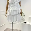 Abiti casual 2024 Arrivi Mini abito estivo da donna a cascata in puro cotone bianco con balza e monospalla di alta qualità