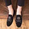 Skor Nya lyxiga mode Rhinestone Pirate Skull Slip On Shoes Men Casual Loafers Business Formal Dress Footwear Zapatos Hombre