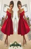 2018 Einfaches, schulterfreies, schulterfreies Satin-A-Linie-Kurzpartykleid in Rot mit Rüschen, knielang, kurzes Heimkehr-Cocktail-Abschlussballkleid 1982593