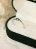 Bagues de cluster 2024 Mode européenne et américaine Vintage Sterling Silver S925 Simple Green Gem J Ring Haute Qualité Lumière Luxe Femme