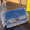 Hochwertige Designer-Tasche für Männer und Frauen, Umhängetasche, modische Tasche mit Klappe, Silberfurnier, Metall, Farbkontrast, Quaste, quadratisch, Klappe, Steppung, Rindsleder, Umhängetasche, Handtasche