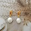 Orecchini pendenti con bottone a forma di perla d'acqua dolce, pendente a forma di fiore in struttura metallica