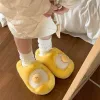 Kapdy 2022 Nowy projektant śmieszne gęś żółte jajko puszysty zimowy domek dla kobiet dziewczyny urocze rozmyte ciepłe kapcie domowe zabawne buty