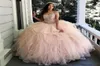 Blush Ruffles Abiti Quinceanera rosa chiaro con spalle scoperte Appliques Perline Abito dolce 16 Corsetto Indietro Tulle Abiti da ballo3197098