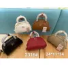 Goedkope Groothandel Beperkte Opruiming 50% Korting Handtas m Familie Iu Dezelfde Stijl Gevouwen Bowlingtas Mode Dames Effen Kleur Eén Schouder Crossbody Lederen Handtas