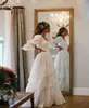 Rustik Boho Wedding Dress Vintage Bohemian spets En linjebrudklänning Lantern ärmar Tiered Princess Wedding Clows Country Verng7808553