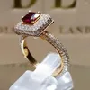 Pierłdy ślubne luksusowy czerwony kryształ elegancki dla kobiet mężczyzn pełny błyszczący cyrkon cyrkon żeński pierścionek zaręczynowy biżuteria prezent rocznicowy