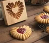 職人の木製ビスケット型 - ベーキングとクラフト用の伝統的な花柄のクッキースタンプ、ショートブレッドとジンジャーブレッドに最適