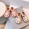 2024 Summer Kids Sandals for Girls Leather Cuts-Out Children Sandaler Söta blommor Soft Sole Fashion Toddler Baby Shoes 240307