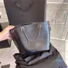 ontwerp zwarte emmertassen leren handtas met 2 stijlen lijnen en metalen ketting damesboodschappentas met hoge capaciteit coole modezak