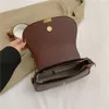 Fabriksvarumärkesdesigner säljer 50% rabatt kvinnors handväskor online indragna axel fyrkantiga väska kvinnor ny fransk ljus lyx kedja