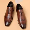 신발 플러스 3848 Comfort Men Dress Shoes Wholecut Carving Shoes 남자 클래식 비즈니스 신발 남자를위한 옥스퍼