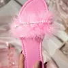 Laarzen comemore nieuwe vrouw slippers 2021 mode witte veer harige platte vrouwen schoenen dames zomer buitenglaasjes vrouwelijk plus size roze