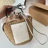 Mifuko Collaboration Woody Small Basket Bag Raffias Beach Tote Luxurys Designer Väskor axel virkning halmväskor kvinnors sommarhandväska crossbody hobo koppling