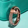 Tiffancy Ring Classic Design Letter T Wide Version: Ausgestaltet aus 18K Edelstahl, eine ideale Wahl für die Geschenke von Paaren, ein Luxusmarke -Schmuck für Mode -Marken.