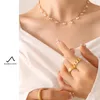Collana con ciondolo piccolo fresco francese con perle morbide Catena in acciaio inossidabile Accessori per gioielli di moda all'ingrosso 240311