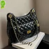 Source Factory Pacchetto di alta qualità Xiaoxiangfeng Borsa da donna di moda Autunno / inverno 2024 Nuova trama Catena a griglia di diamanti Borsa versatile con una spalla per pendolari