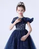 Bellezza Blu navy Tulle/Pizzo Gioiello Applique Perline Treno Abito da ragazza di fiori Abiti da spettacolo per ragazze Abiti da festa/compleanno Gonna da ragazza Personalizzata SZ 2-12 D319023