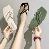 HBP Non-Marque STNM Nouveautés Design Bas Prix Plage Dames Pantoufles Et Sandales Mode Été Pu Cuir Appartements Chaussures Sandales Pour Femmes