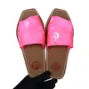2024 Sandalias para mujer Cloe Woody Zapatillas Mulas Diapositivas planas Diseñador Lienzo Blanco Negro Vela Moda Playa al aire libre Zapatos