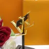 Luksusowa marka marka l Mały Mosiężny materiał 18K Gold Rose Srebrny błyszczące kolczyki Women Letter Logo rzeźbione kolczyki Dziewczyna Biżuteria Weselna Hurtowa kolczyka