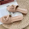 Designer-Hausschuhe für Damen, flache Flip-Flops mit dickem Boden, luxuriöse Kamelienblumen, bestickte Metallbuchstaben, Gummi-Leder-Slipper, Sommer-Strand-Hausschuhe