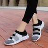 Sapatos casuais esporte correndo para mulheres deslizamento em malha respirável tênis ao ar livre plus size retalhos andando