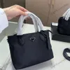 Axelväska modedesigner handväska högkvalitativ axelväska casual nylon material crossbody väska klassisk kvinnors tygväska shoppingväska