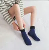 Femmes chaussettes hivernales chaudes épaissies en laine cachemire neige de neige en velours sans couture plancher des hommes endormis mignons