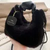 Borse con coulisse in peluche da donna in pelliccia sintetica con manico increspato Borsa a tracolla con tracolla a spalla piccola da donna Borsa casual a mezzaluna Hobos Borse invernali per