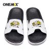 Sandały Oneemix oryginalne mężczyźni sandały wewnętrzne Sipper Summer Summer Outdoor Outdoor Bez poślizgu buty na plażę Buty dorosłe męskie kreskówki domowe klapki klapki