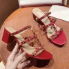 Designer Slippers Sandales de marque de haute qualité Femmes sans glissement en cuir clouté talons épais chaussures nue chaussures nues