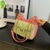 Wysokiej jakości pakiet Factory w tym roku popularna niszowa nisza haftowa łańcuch crossbody Bag jest stylowe wiadro damskie