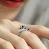 El dragón divino del estilo chino balancea su anillo de la cola para la boda, anillo unisex de la banda de plata chapada en rodio
