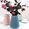 花瓶プラスチック製の工芸品色の花瓶アンチドロップシンプルな北欧の創造的な不規則な形のフラワーダイニングテーブル