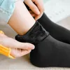 Femmes chaussettes hivernales chaudes épaissies en laine cachemire neige de neige en velours sans couture plancher des hommes endormis mignons