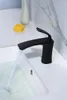 Rubinetti per lavandino del bagno Materiale in acciaio inossidabile Rubinetto per lavabo alto quadrato dorato Cascata