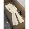 2024 Automne Blanc / Noir Couleur Unie Deux Pièces Pantalons Ensembles Manches Longues Revers Cranté Blazer Simple Boutonnage Pantalon Flare Pantalon De Travail Costumes Ensemble 2 O3G302262