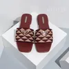 Broderade tygskivor tofflor svart beige flerfärgad broderi mulor kvinnors hem flip flops casual sandaler sommar läder platt gummi gummi