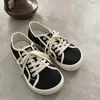 Sapatos casuais 2024 meninas branco luz marrom sneakersdesigner lona mulheres baixas sapatilhas dedo do pé largo rendas até formadores confortáveis w