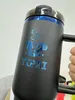 USA Warehouse 40oz Powder Coated Laser Graved Royal Blue Plated Isolated Quencher Thermos Tumbler Outdoor Travel Water Bottle Coffee Mug med silikonbotten