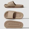 Slippers nuage pour hommes Sandales de plage d'été Femmes épaisses semelles Solet salle de salle de bain pantoufle non glissa les talliers homme tongs chaussures ultra-légères H240325