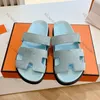 Designer Sandaler Flat Real Leather Summer Slides Luxury Slippers Män Kvinnor Ferbror Fashion Högkvalitativ SAMIL SEACH VICEKT STOR STORLEK 35-45