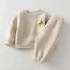 2Pcs Frühling Winter Baby Mädchen Jungen Kleidung Set Stickerei Verdicken Fleece Warme Sweatshirt Hose Trainingsanzug Kleinkind Outfit 240314