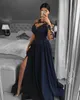 Une épaule bleu marine Dubaï robes de soirée à manches longues ALine Split Satin dentelle perlée formelle Robe de bal Robe de soirée 20215213443